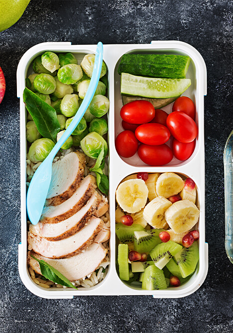 gesunde lunchbox mit gemuese obst und huehnchen