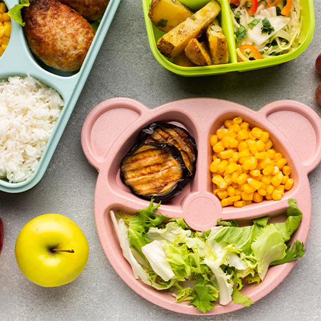 kinder teller mit gemuese und salat gesunde mahlzeit im tierdesign