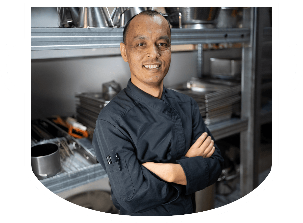 feintopf catering portrait mitarbeiter vor regal